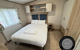 Palm Grove 182 - Pet Friendly, Wifi, Close To Beach And Clubhouse - Golden Palm Resort - Meadow Lakes Caravan & Lodge Hire